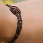 Bracelet unique fait main inspiré de la forêt et de l’automne. Coton et Astrance