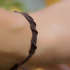 Gros plan sur la pierre cornaline orange ambrée et ses reflets au soleil. Coton et Astrance