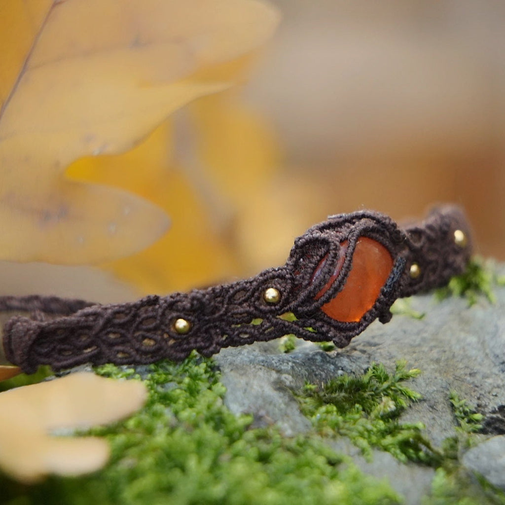 Bracelet talisman en cornaline et perles dorées, style bohème et féérique