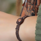 Gros plan sur la pierre cornaline orange ambrée et ses reflets au soleil. Coton et Astrance