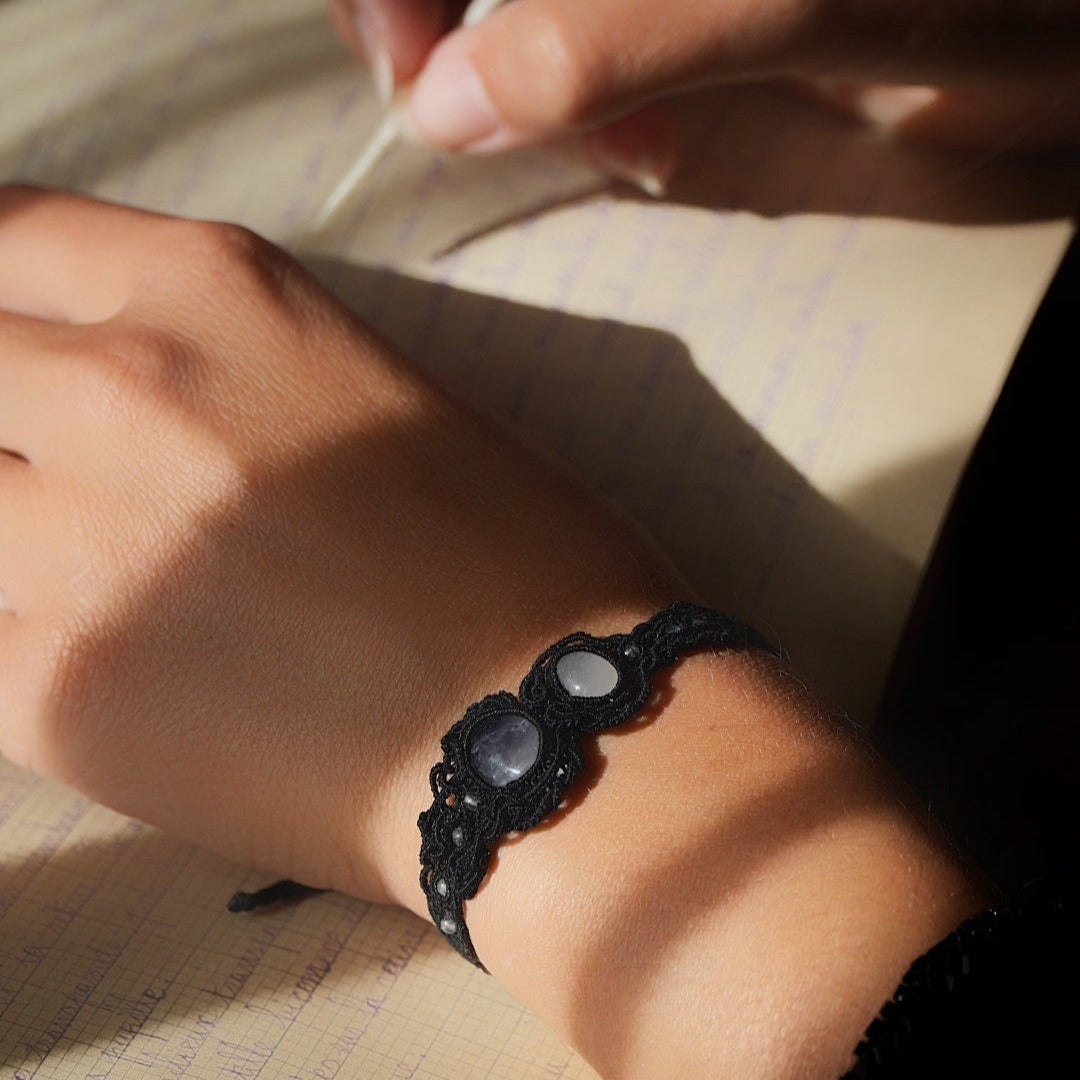 Bracelet gothique en micro macramé noir avec fluorite bleue et jade blanc - coton et astrance