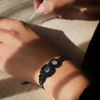 Bracelet gothique en micro macramé noir avec fluorite bleue et jade blanc - coton et astrance
