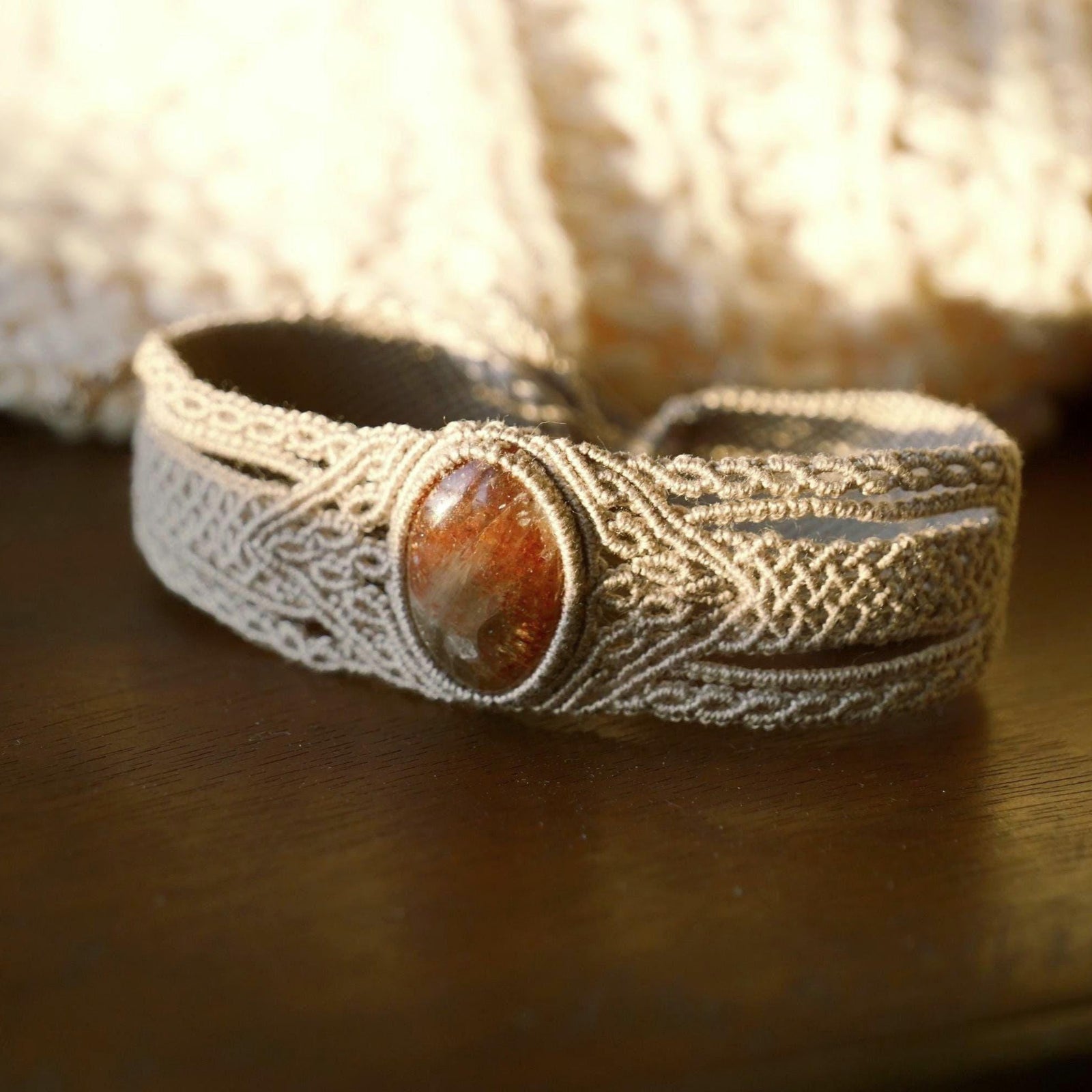 Bracelet manchette en micro macramé avec pierre de soleil de l’Oregon - Coton & Astrance