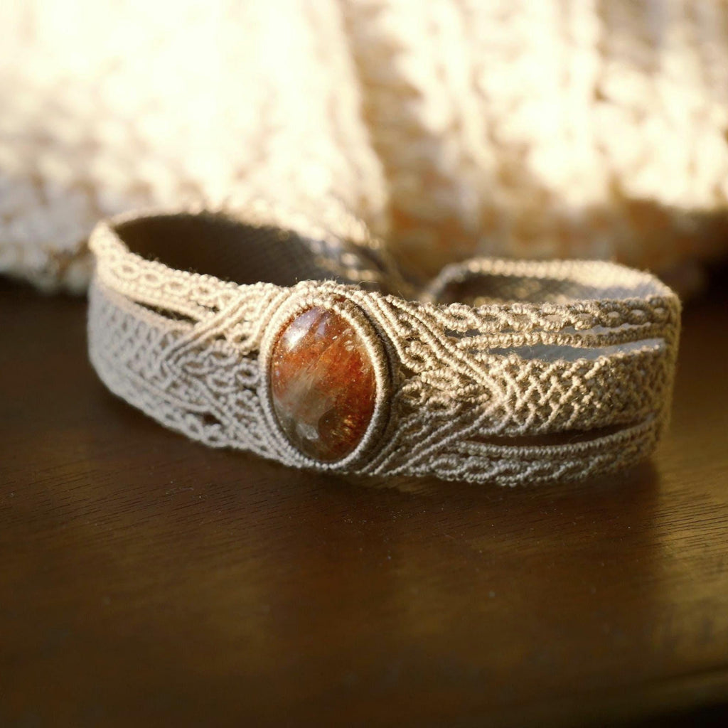 Bracelet manchette en micro macramé avec pierre de soleil de l’Oregon - Coton & Astrance