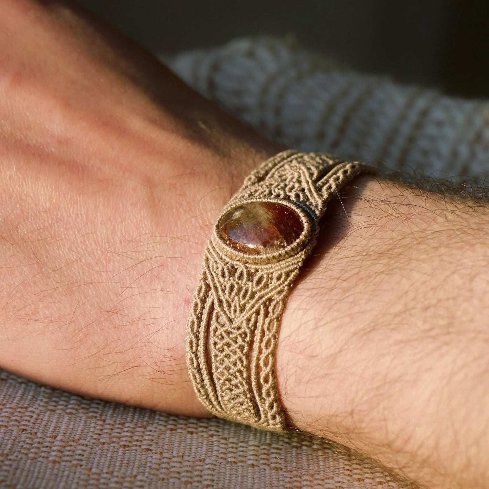 Bracelet manchette en micro macramé avec pierre de soleil de l’Oregon - Coton & Astrance