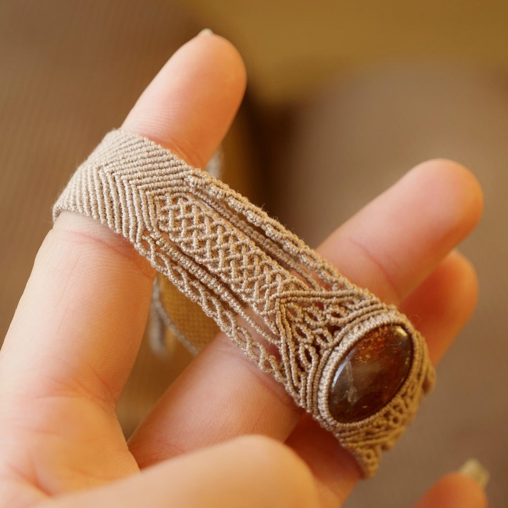 Bracelet manchette en micro macramé avec pierre de soleil de l’Oregon - Coton & Astrance