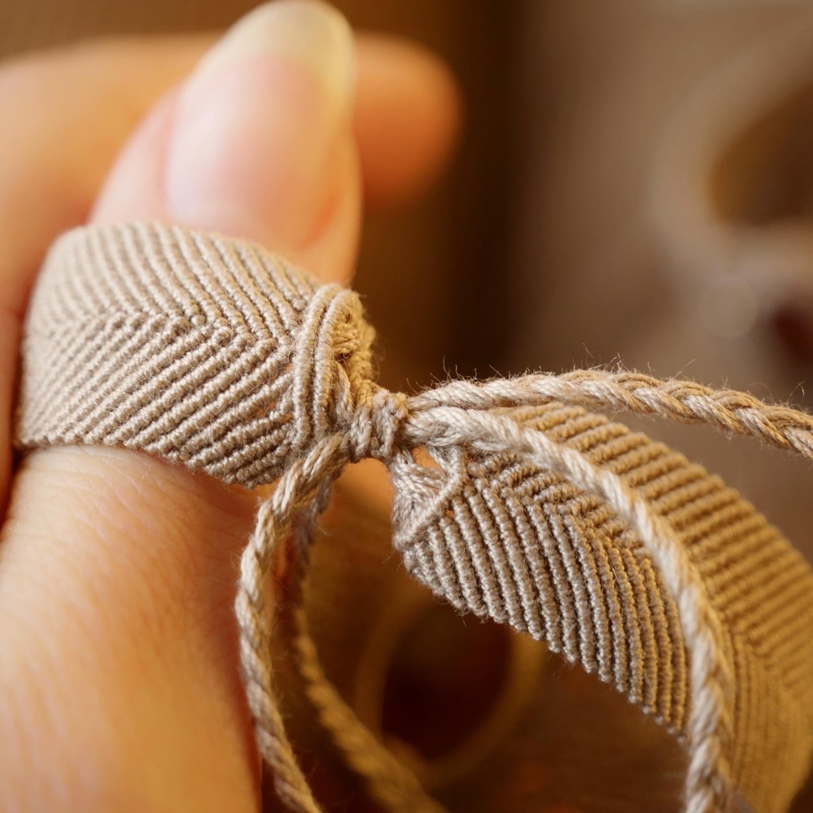 Bracelet manchette en micro macramé avec pierre de soleil de l’Oregon - Coton & Astrance