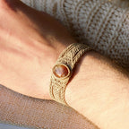 Bracelet manchette en micro macramé avec pierre de soleil de l’Oregon - Coton & Astrance