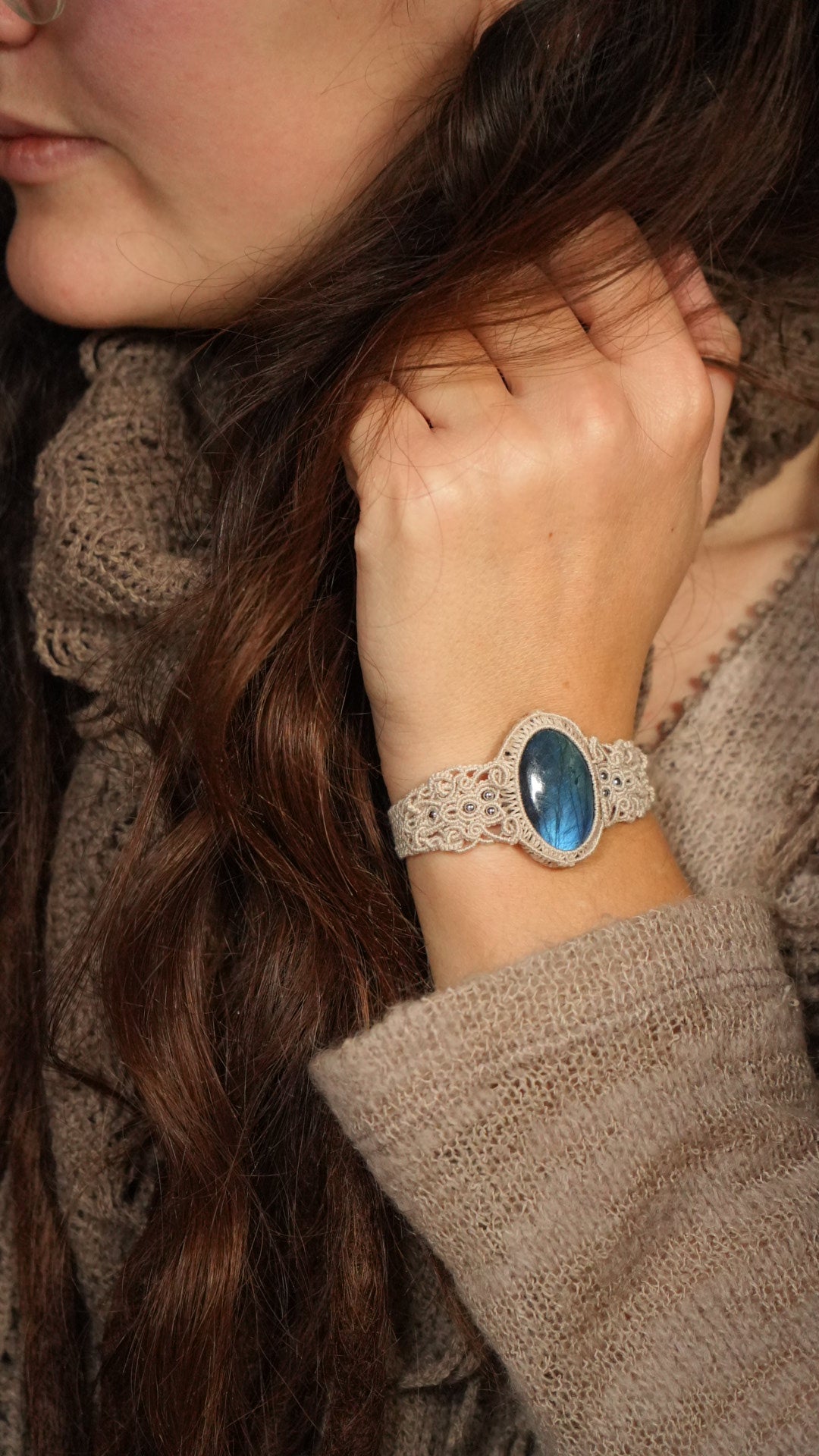 Manchette en labradorite bleue grande taille micro macramé Coton et Astrance