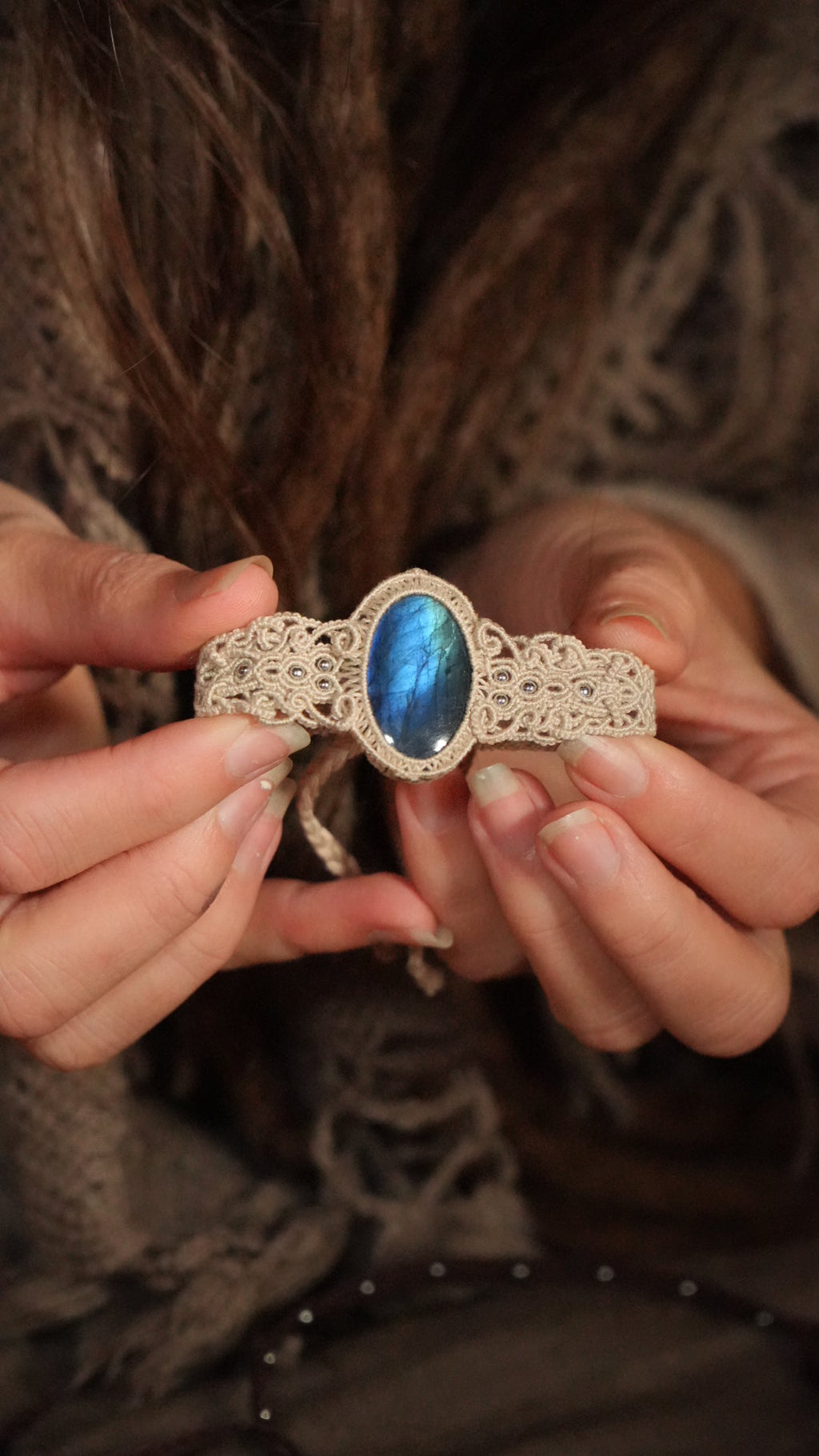 Manchette en labradorite bleue grande taille micro macramé Coton et Astrance