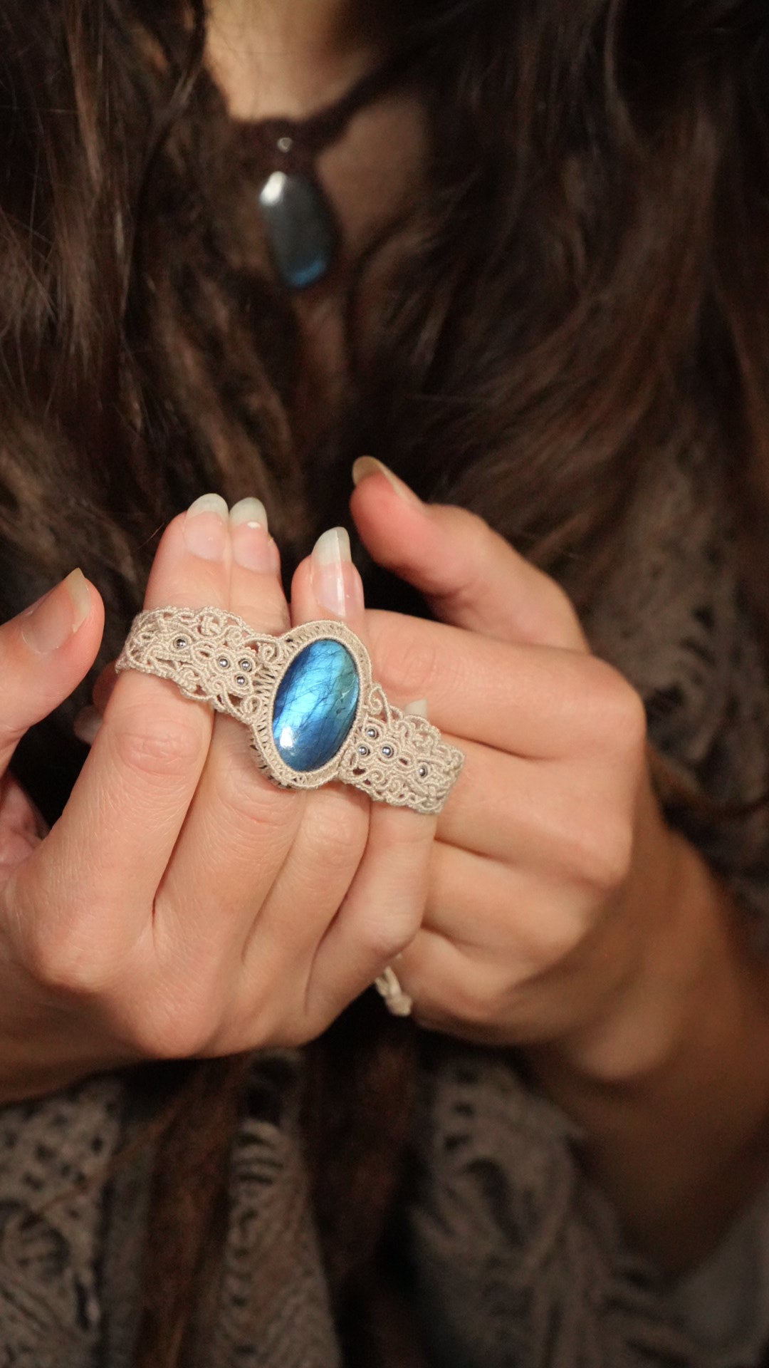 Manchette en labradorite bleue grande taille micro macramé Coton et Astrance