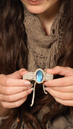 Bijou celtique fait main en labradorite bleue Coton et Astrance