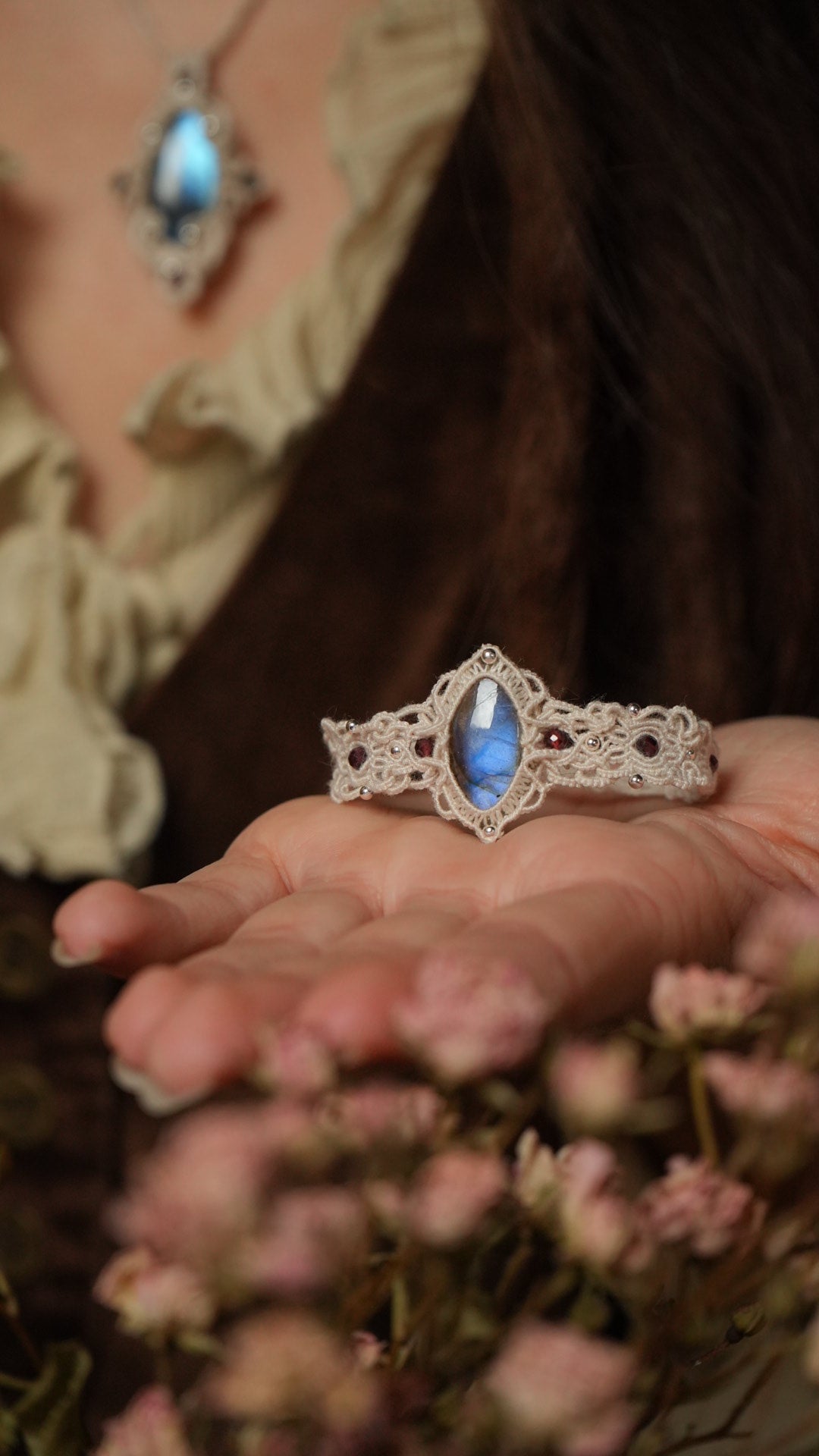 •	Bracelet d’exception en labradorite bleue micro macramé Coton et Astrance