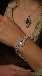 •	Bracelet d’exception en labradorite bleue micro macramé Coton et Astrance