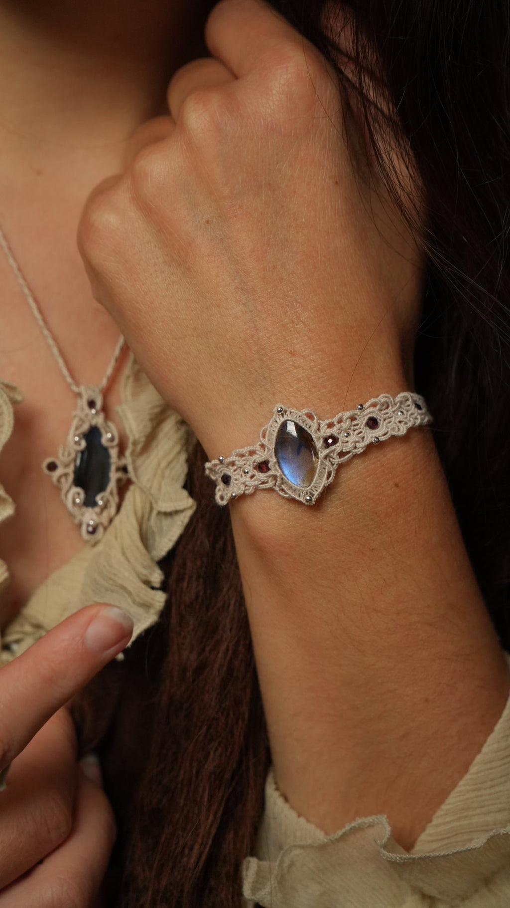 Manchette elfique raffinée en pierre naturelle et coton fin Coton et Astrance