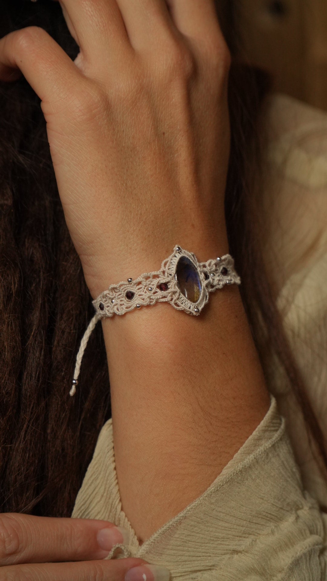 Bracelet d’exception en labradorite bleue micro macramé Coton et Astrance