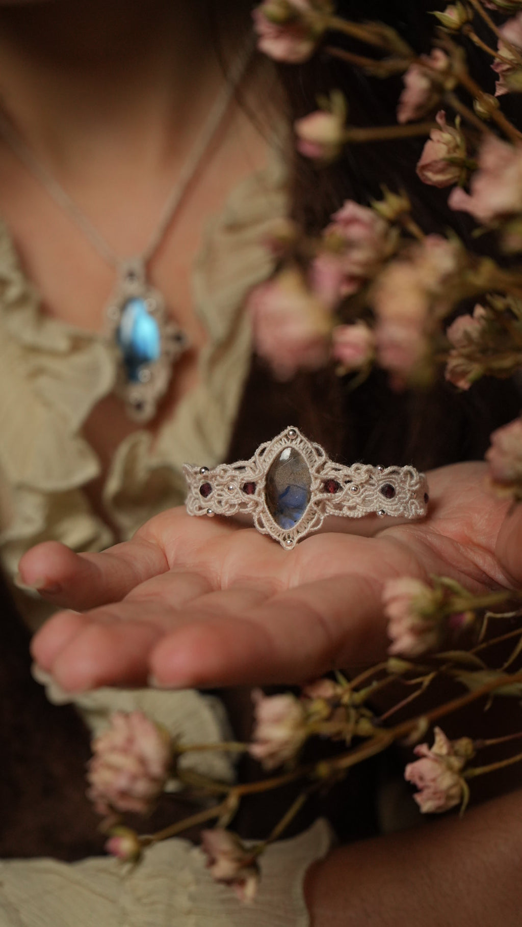 Manchette elfique raffinée en pierre naturelle et coton fin Coton et Astrance