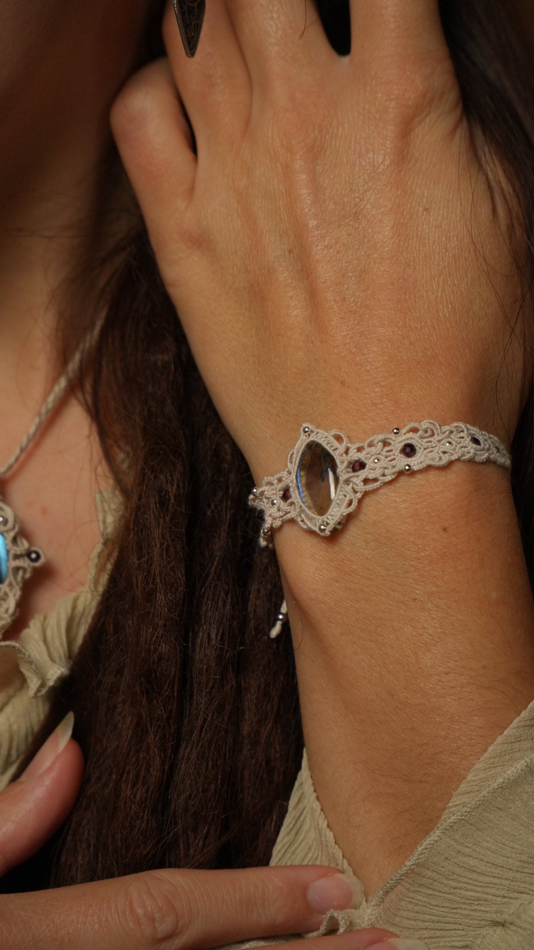 Manchette elfique raffinée en pierre naturelle et coton fin Coton et Astrance