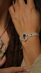 Manchette elfique raffinée en pierre naturelle et coton fin Coton et Astrance