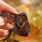 Détail du tissage micro macramé celtique avec perles dorées et pierre ovale  - Coton et Astrance