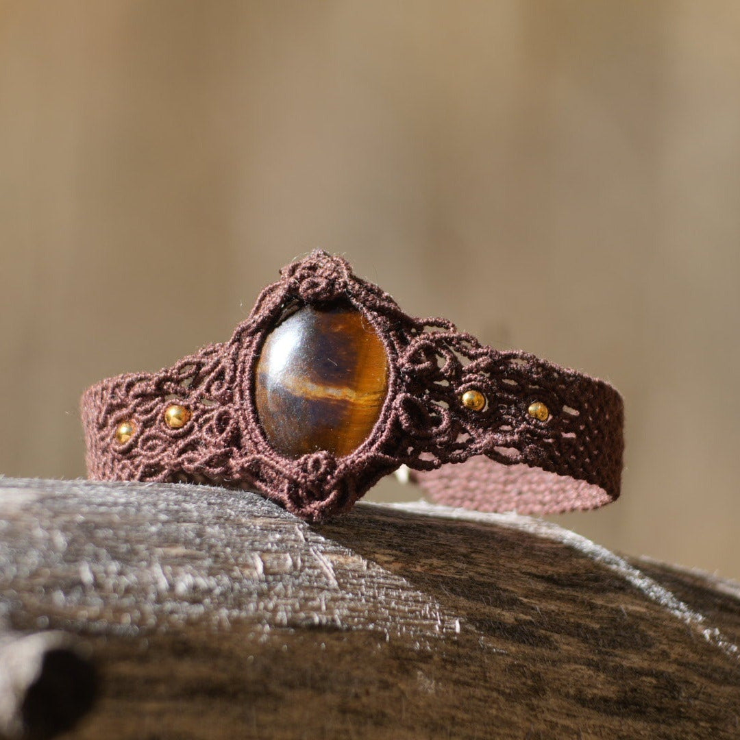 Bracelet masculin posé sur bois style bohème forestier - Coton et Astrance