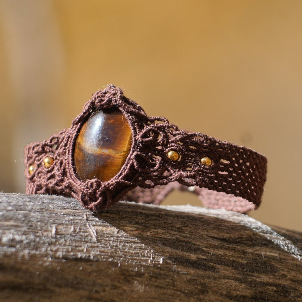 Bracelet manchette en macramé marron et œil de tigre doré fait main  - Coton et Astrance