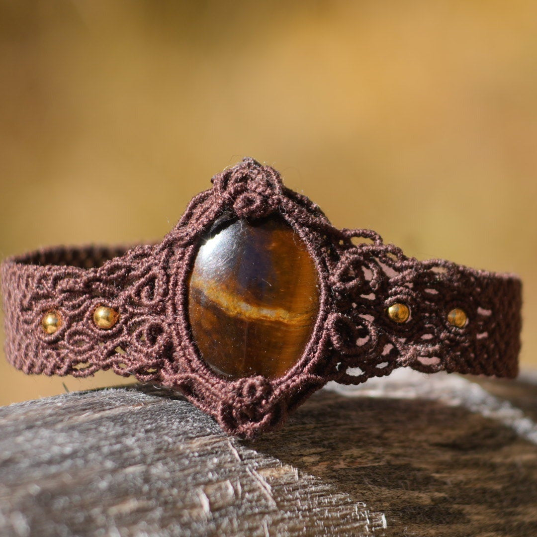 Bracelet micro macramé masculin posé sur bois style bohème forestier  - Coton et Astrance