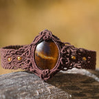 Bracelet micro macramé masculin posé sur bois style bohème forestier  - Coton et Astrance