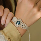 Manchette large en macramé lin clair avec perles d’apatite bleue, Coton et Astrance