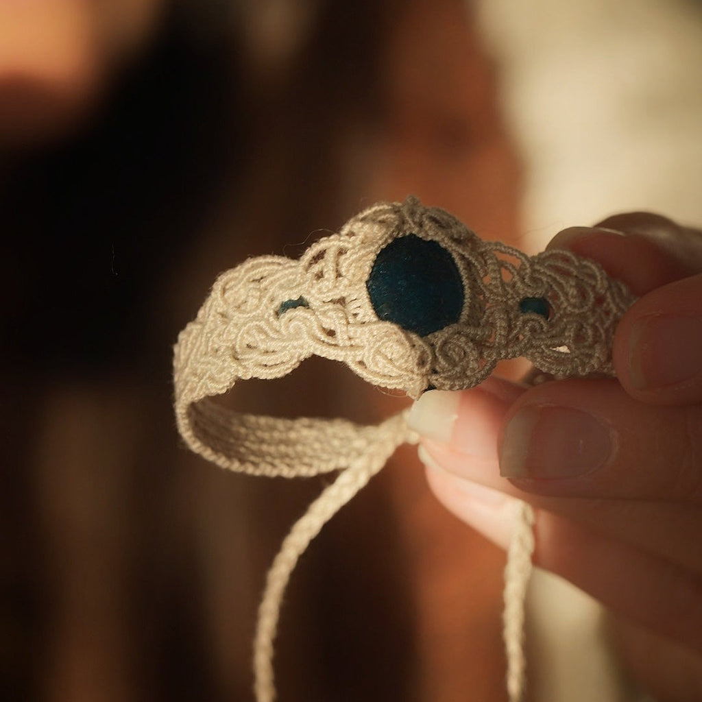 Manchette large en macramé lin clair avec perles d’apatite bleue, Coton et Astrance