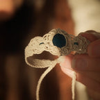 Manchette large en macramé lin clair avec perles d’apatite bleue, Coton et Astrance