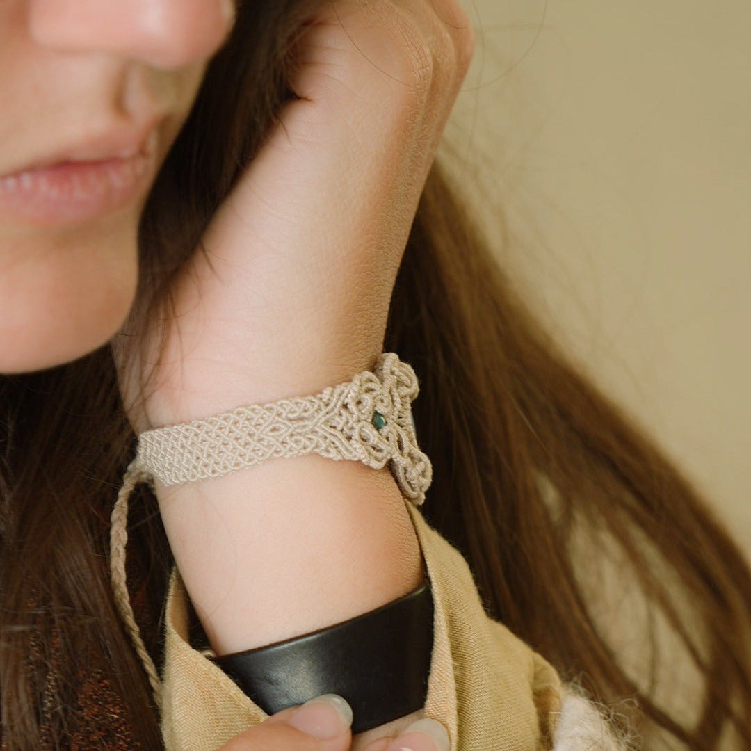 Manchette large en macramé lin clair avec perles d’apatite bleue, Coton et Astrance