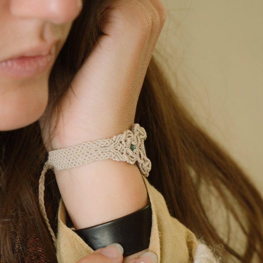 Manchette large en macramé lin clair avec perles d’apatite bleue, Coton et Astrance