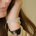 Manchette large en macramé lin clair avec perles d’apatite bleue, Coton et Astrance