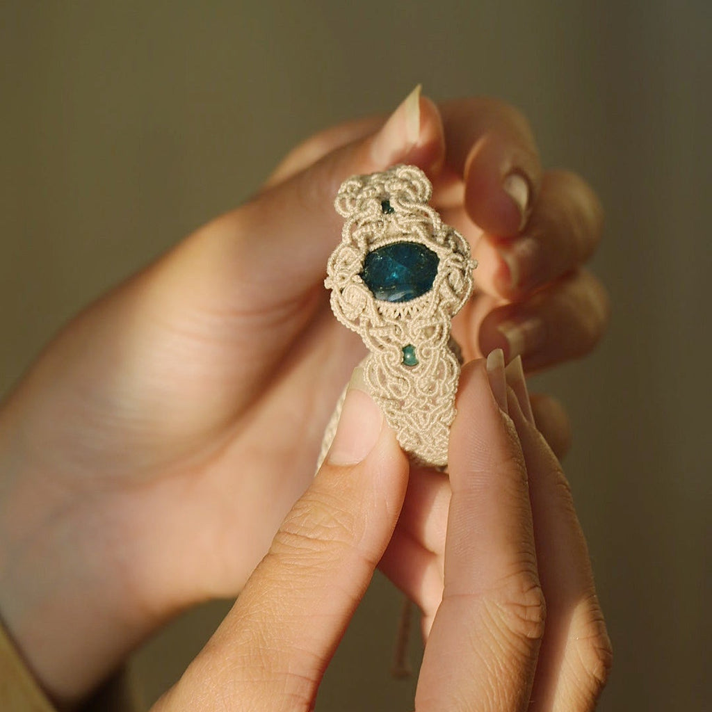Bijou artisanal en micro macramé, pierres naturelles bleu ciel, Coton et Astrance