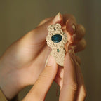 Bijou artisanal en micro macramé, pierres naturelles bleu ciel, Coton et Astrance