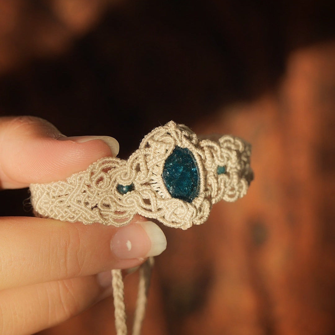 Bracelet manchette unisexe en micro macramé et apatite bleue, Coton et Astrance