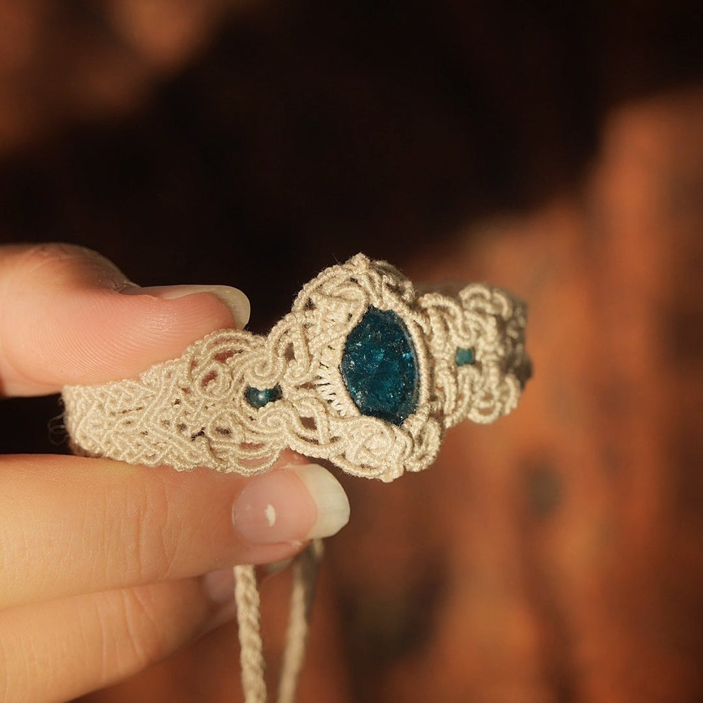 Bracelet manchette unisexe en micro macramé et apatite bleue, Coton et Astrance