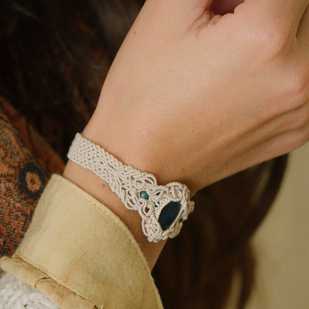 Bracelet manchette unisexe en micro macramé et apatite bleue, Coton et Astrance