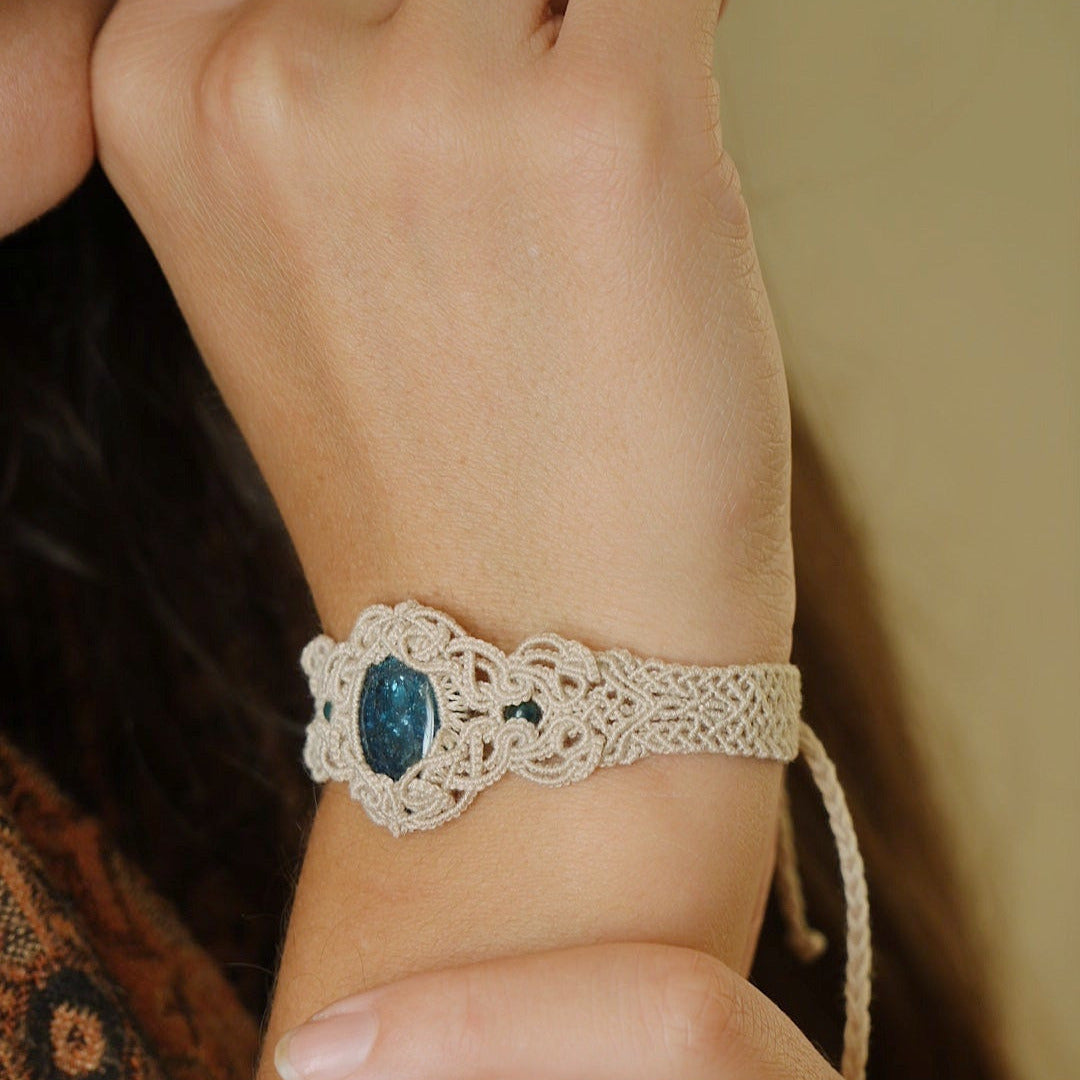 Bracelet manchette unisexe en micro macramé et apatite bleue, Coton et Astrance