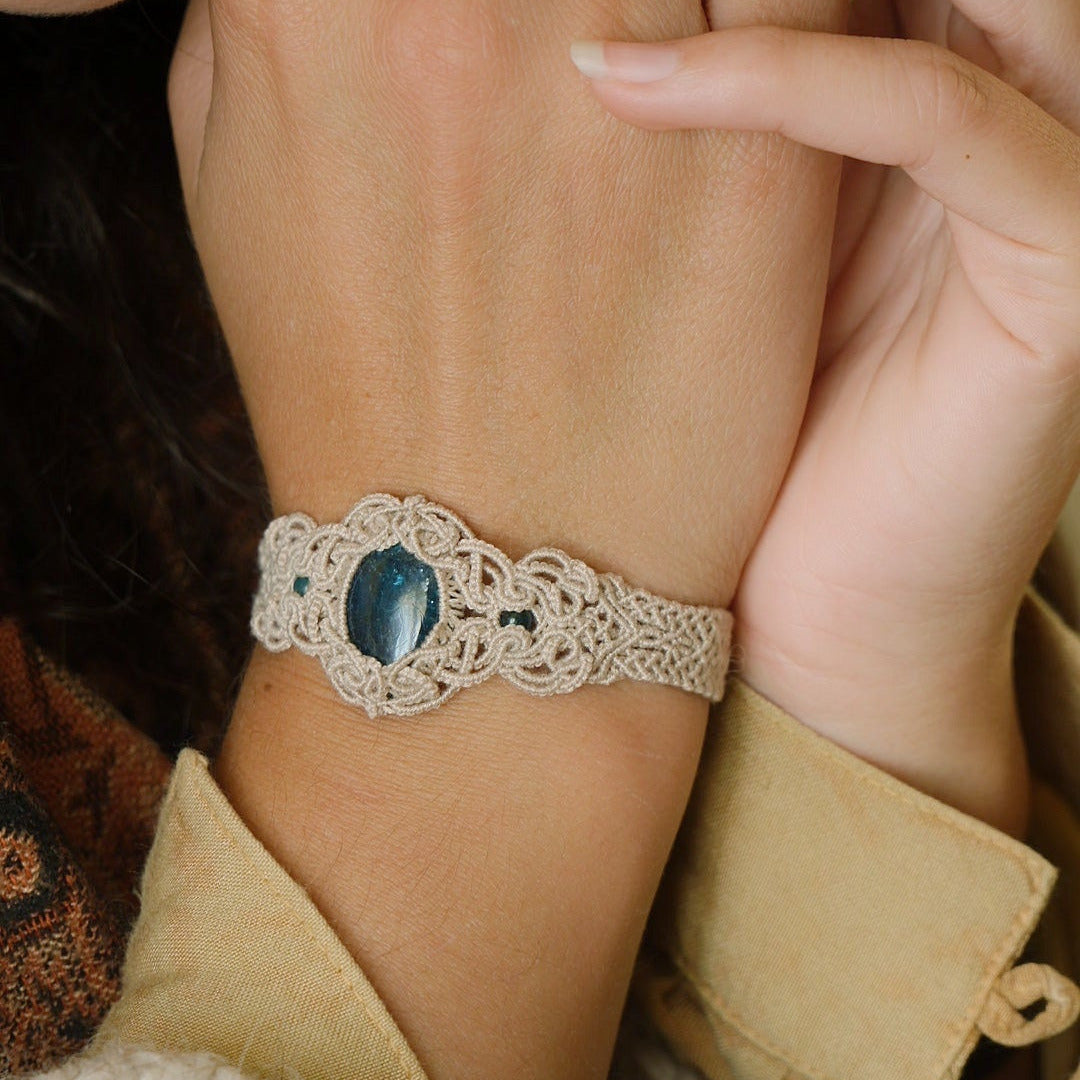 Bijou artisanal en micro macramé, pierres naturelles bleu ciel, Coton et Astrance