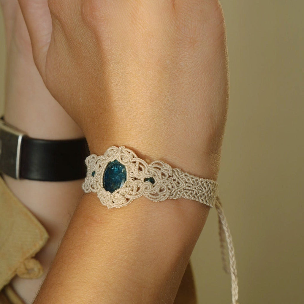 Bijou artisanal en micro macramé, pierres naturelles bleu ciel, Coton et Astrance