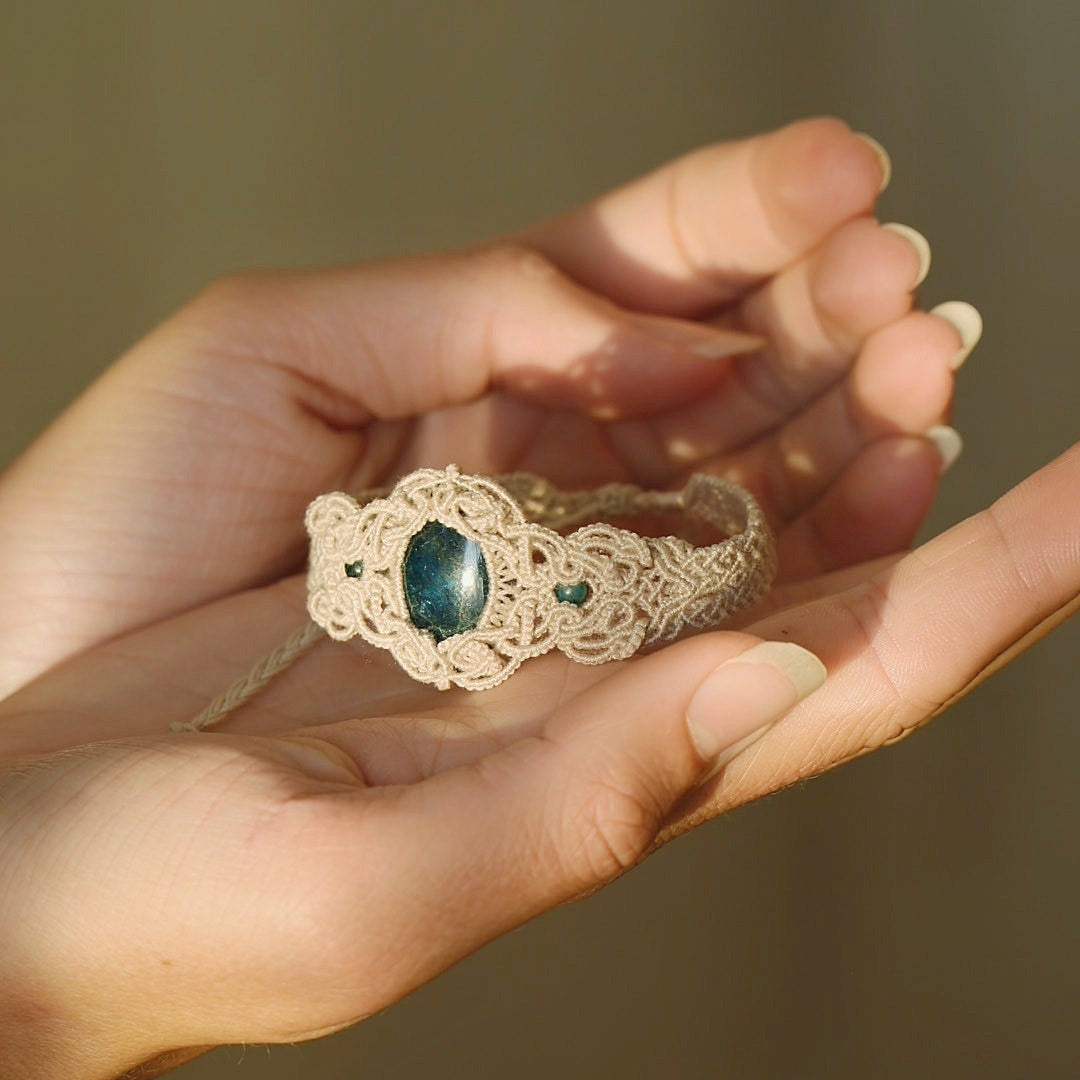 Bracelet bohème elfique et celtique en fil de coton et pierre d’apatite, Coton et Astrance