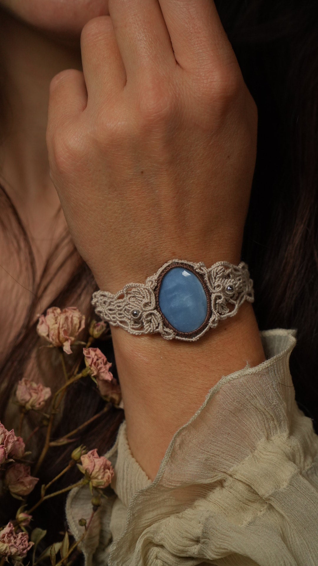 Manchette large réglable en micro macramé et pierre naturelle Coton et Astrance