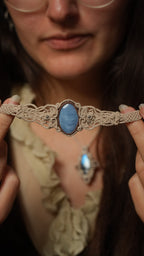 Bijou elfique celtique en fibres naturelles et opale Coton et Astrance