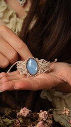 Bijou elfique celtique en fibres naturelles et opale Coton et Astrance