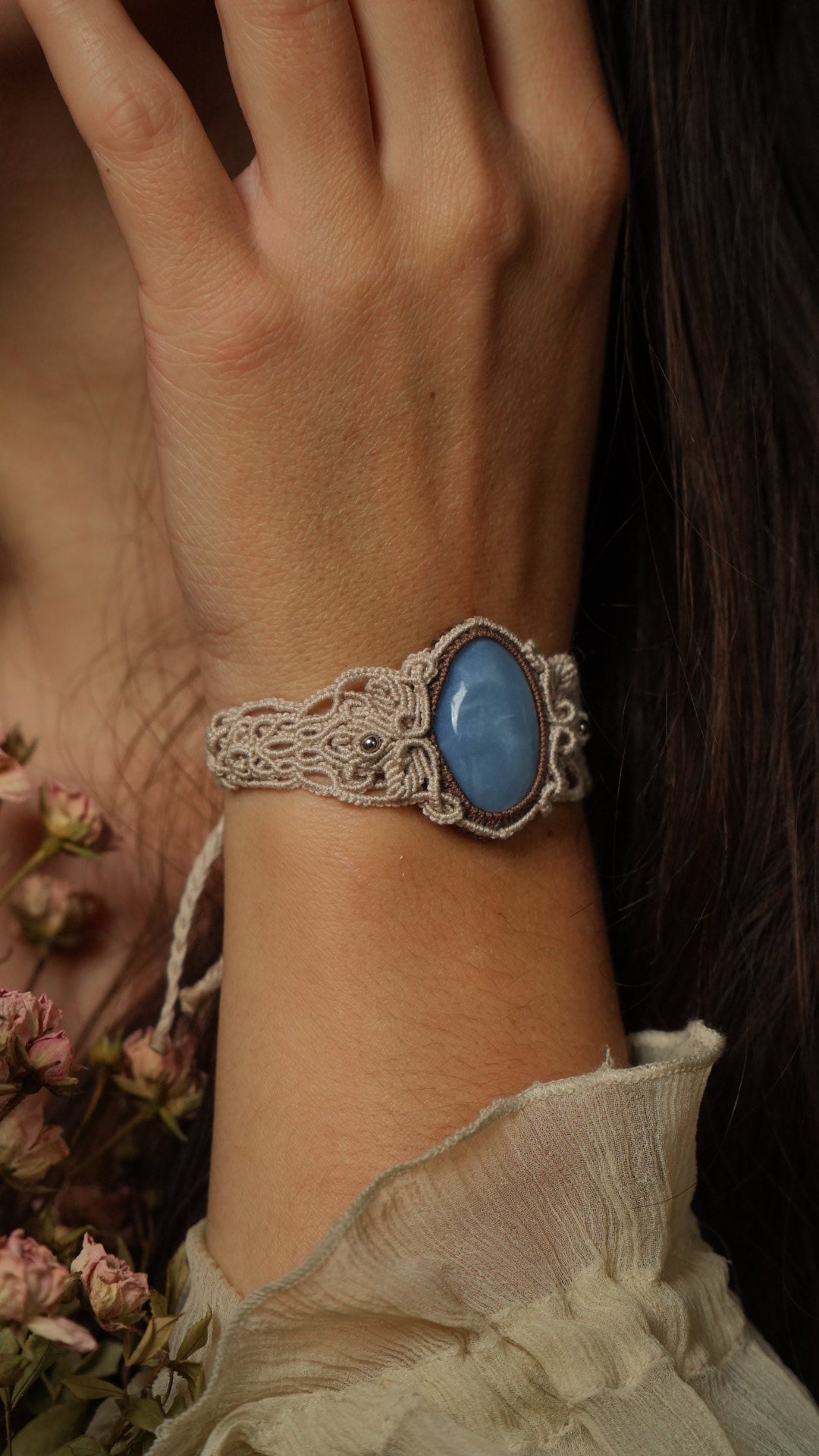 Bracelet manchette unisexe en opale bleue micro macramé Coton et Astrance