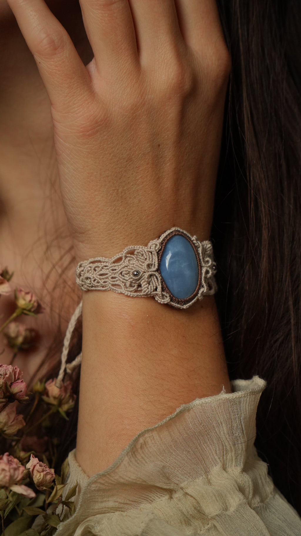 Bracelet manchette unisexe en opale bleue micro macramé Coton et Astrance