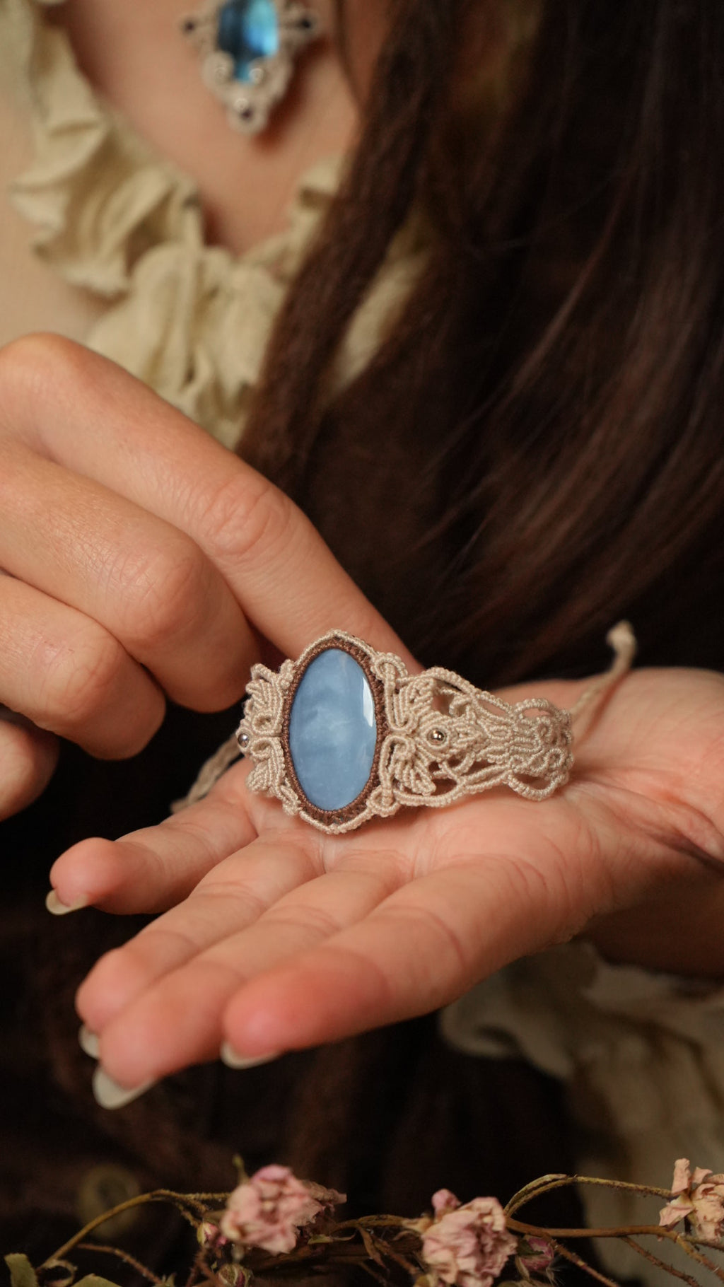 Bracelet manchette unisexe en opale bleue micro macramé Coton et Astrance