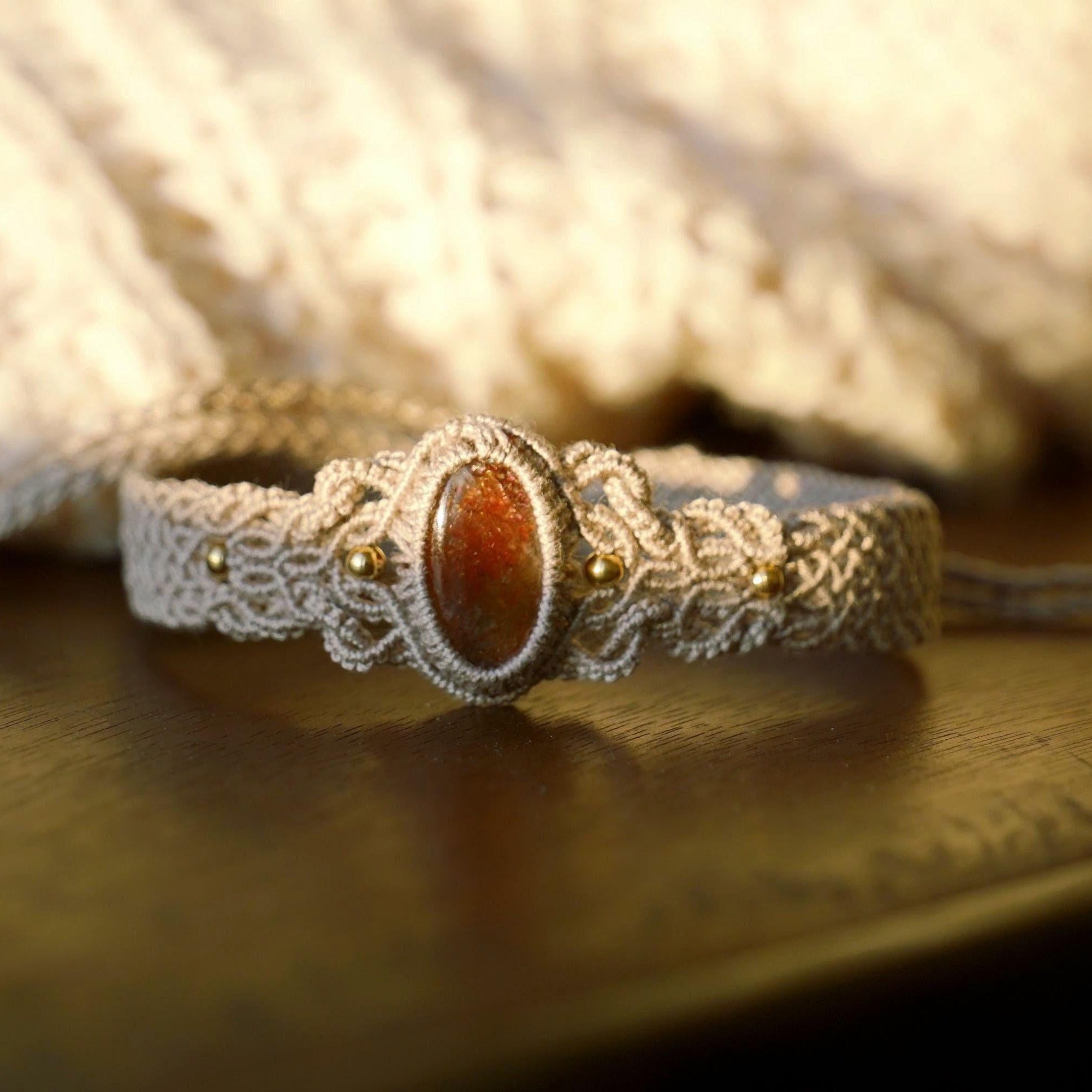 Bracelet manchettee en micro macramé avec pierre de soleil de l’Oregon - Coton & Astrance